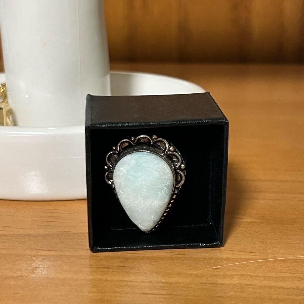 Elegant Silver and White Teardrop Ring Size 8